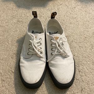 Dr. Martens Pressler plum sills in white canvas